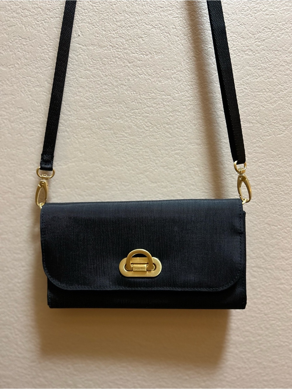 Baggallini Black Crossbody Purse with Gold Hardware, Multiple Pockets NWOT